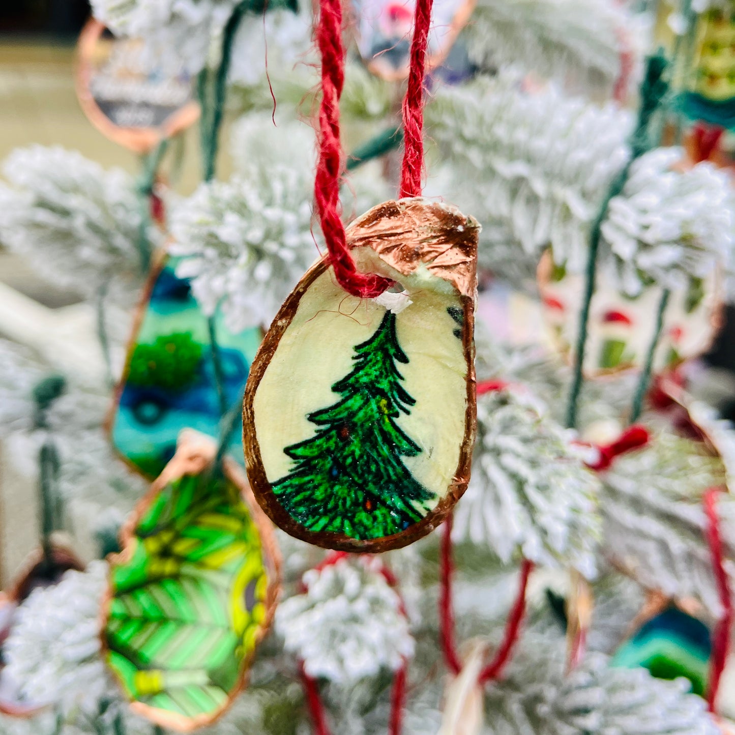 Evergreen Tree Oyster Ornament – Classic Holiday Design